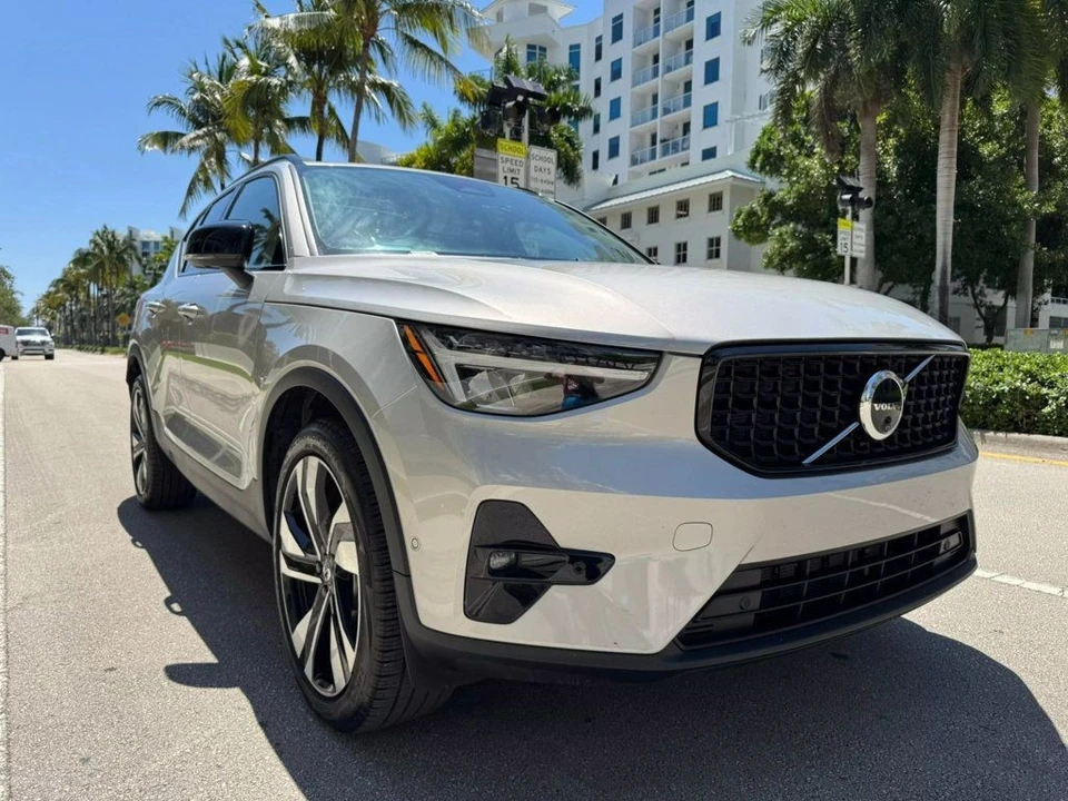2025 Volvo XC40 - Image 10 of 12