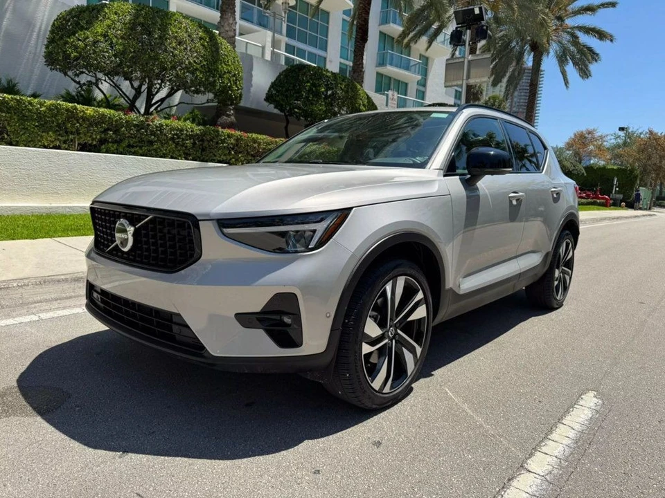 2025 Volvo XC40 - Image 4 of 12