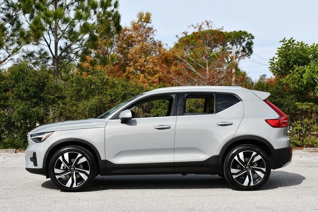 2025 Volvo XC40 - Image 3 of 21