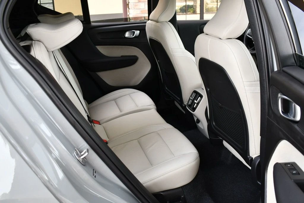 2025 Volvo XC40 - Image 18 of 21
