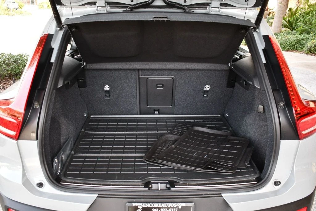 2025 Volvo XC40 - Image 16 of 21