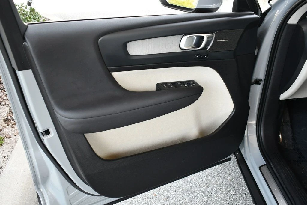 2025 Volvo XC40 - Image 11 of 21