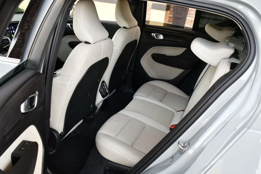 2025 Volvo XC40 - Image 15 of 21