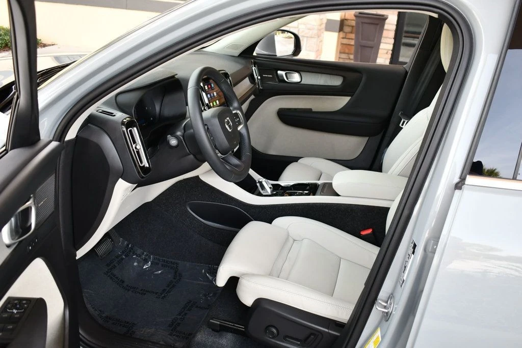2025 Volvo XC40 - Image 14 of 21