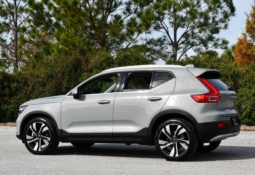 2025 Volvo XC40 - Image 4 of 21