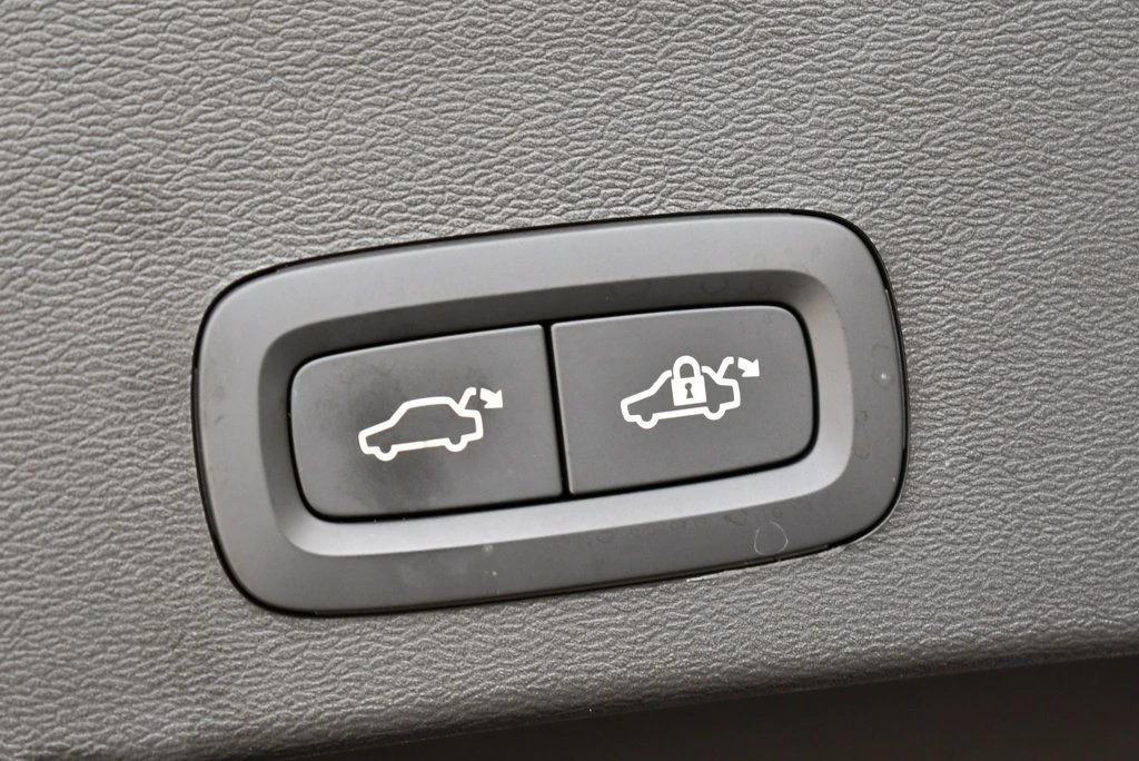 2025 Volvo XC40 - Image 17 of 21