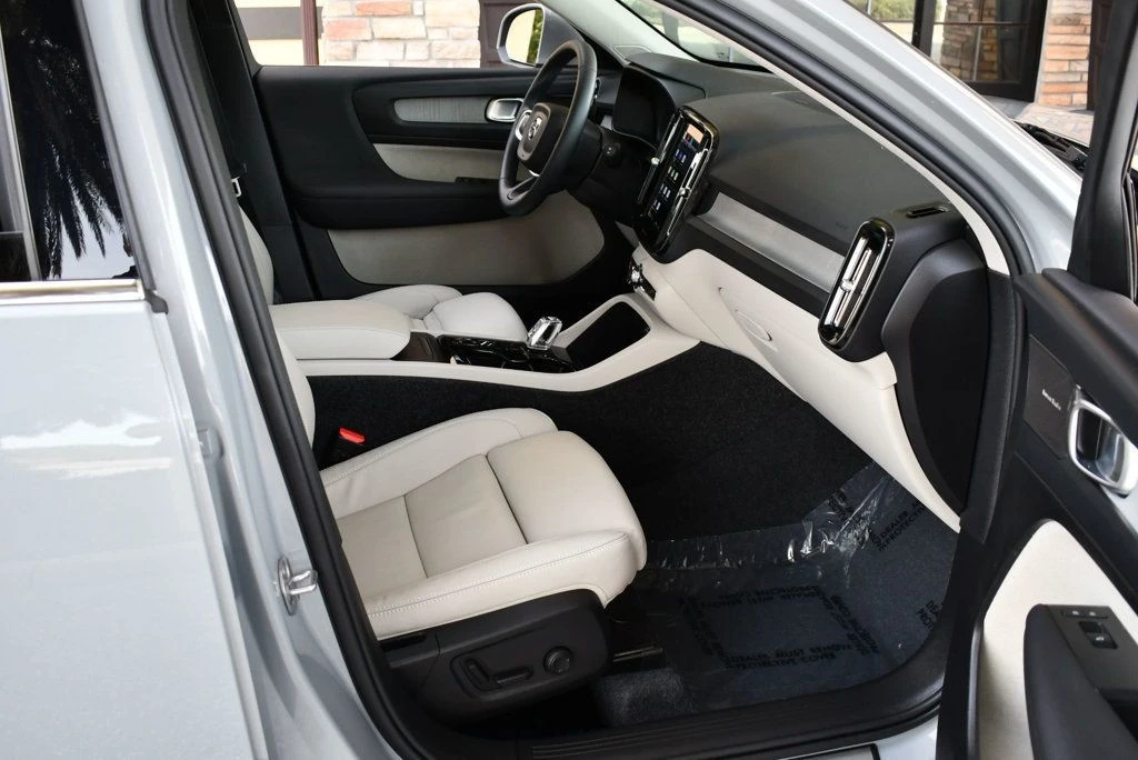 2025 Volvo XC40 - Image 19 of 21