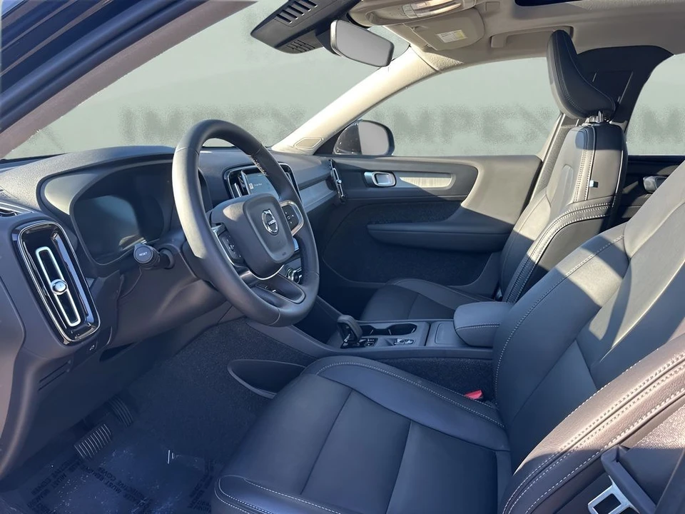 2025 Volvo XC40 - Image 9 of 12
