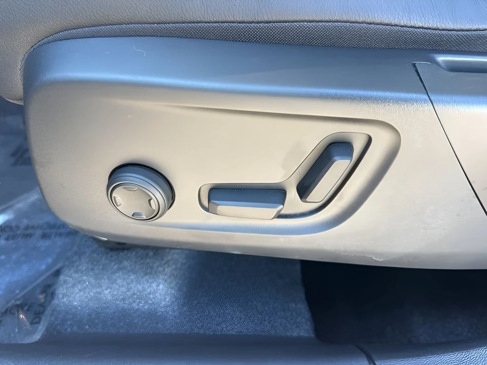 2025 Volvo XC40 - Image 10 of 12