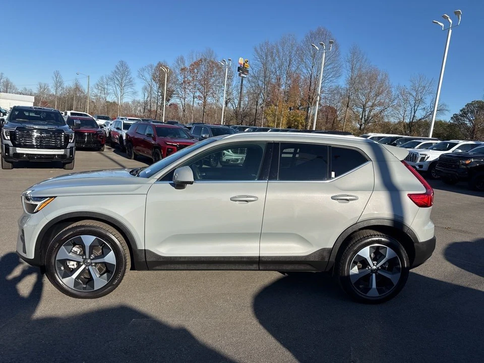 2025 Volvo XC40 - Image 2 of 12
