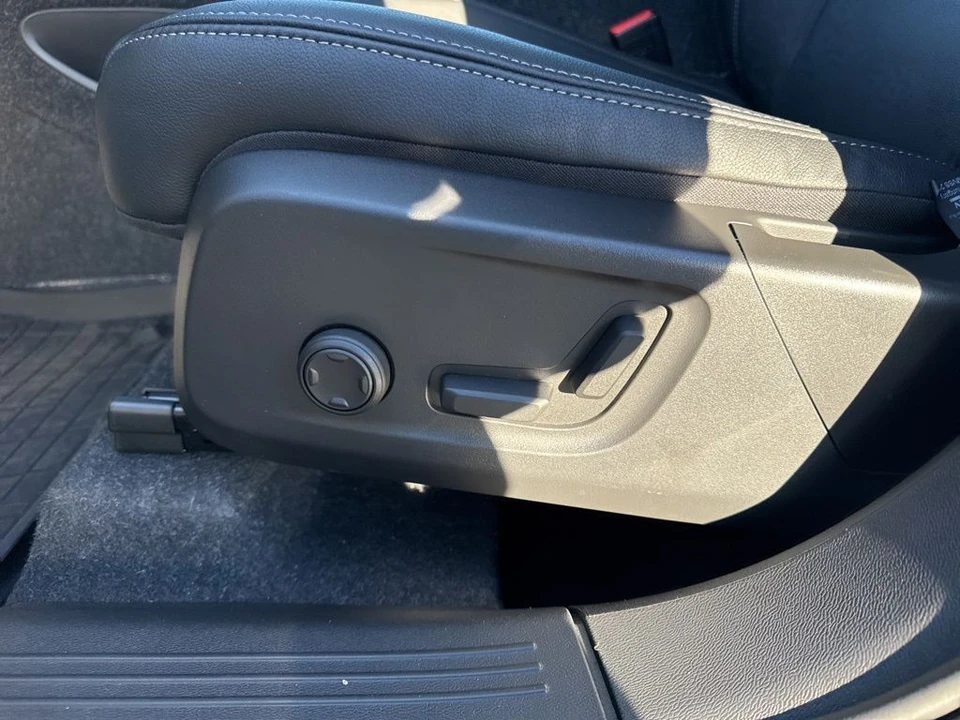 2025 Volvo XC40 - Image 10 of 12
