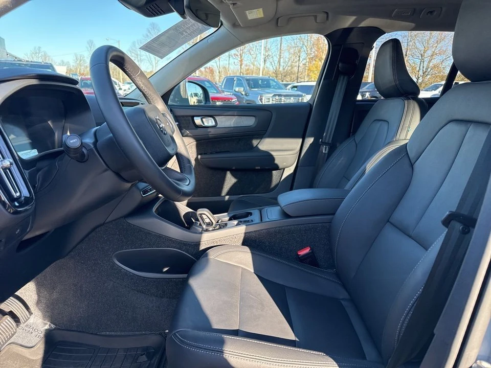 2025 Volvo XC40 - Image 9 of 12
