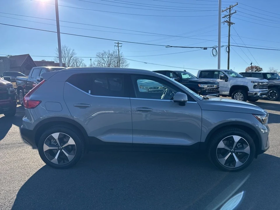 2025 Volvo XC40 - Image 6 of 12