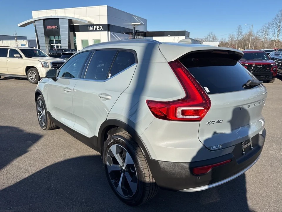 2025 Volvo XC40 - Image 3 of 12