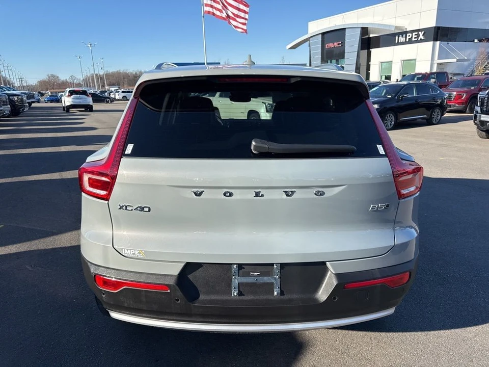 2025 Volvo XC40 - Image 4 of 12