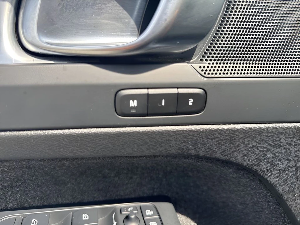 2025 Volvo XC40 - Image 11 of 31