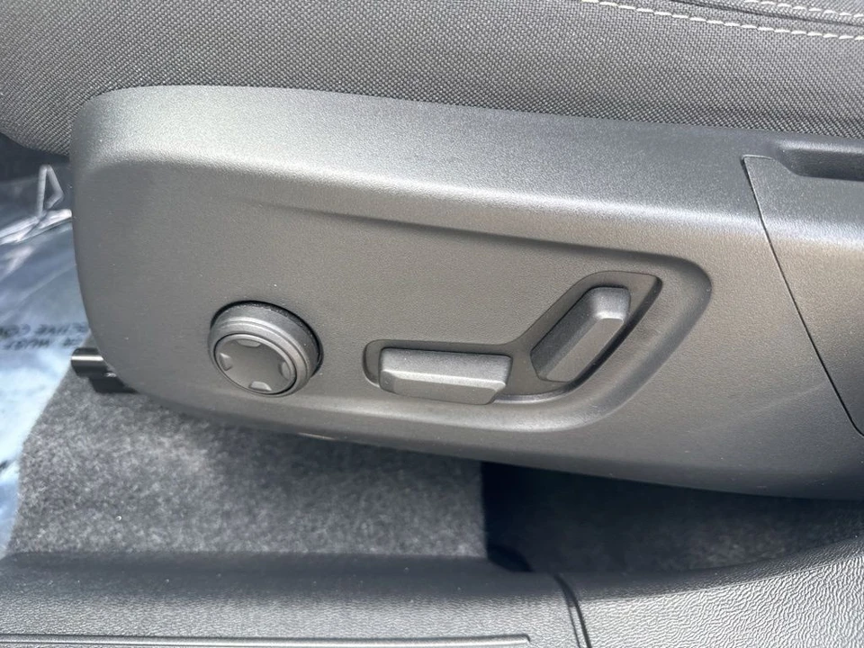 2025 Volvo XC40 - Image 10 of 31