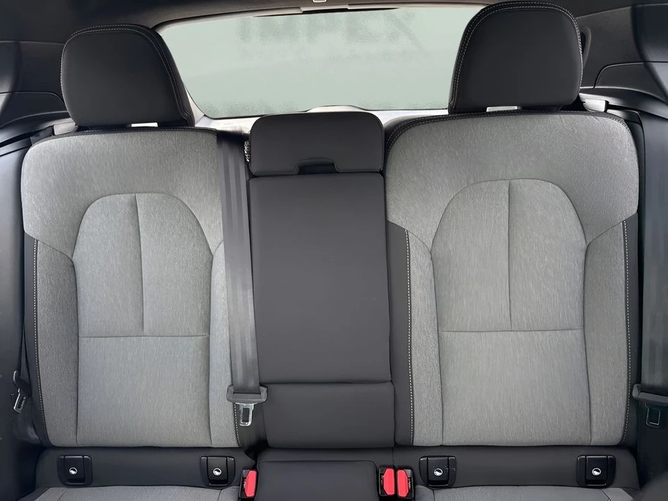 2025 Volvo XC40 - Image 12 of 31