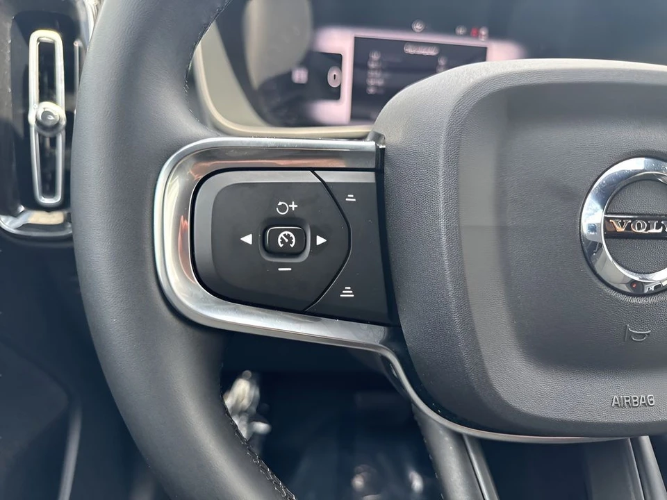 2025 Volvo XC40 - Image 15 of 31