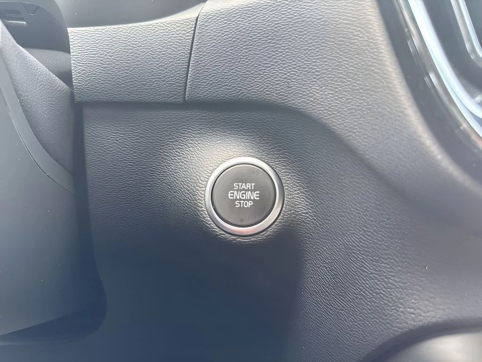 2025 Volvo XC40 - Image 23 of 31