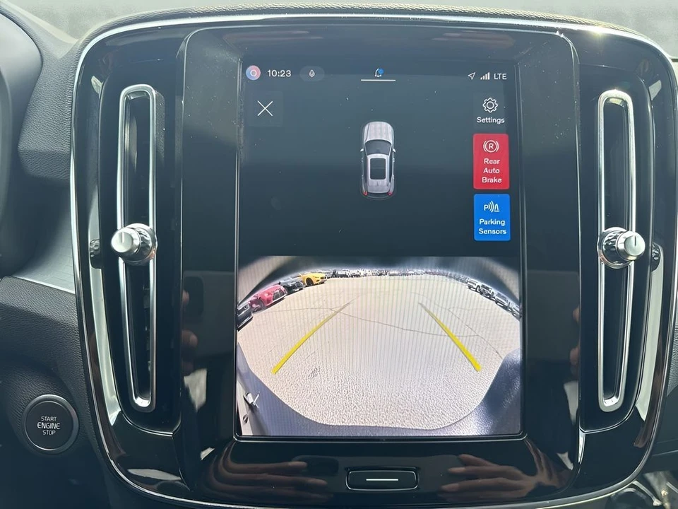 2025 Volvo XC40 - Image 21 of 31