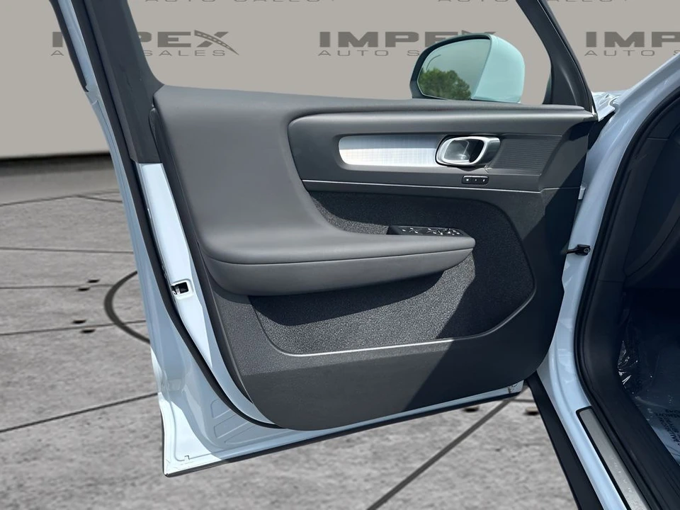 2025 Volvo XC40 - Image 26 of 31