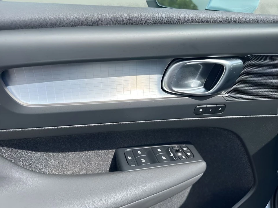 2025 Volvo XC40 - Image 27 of 31