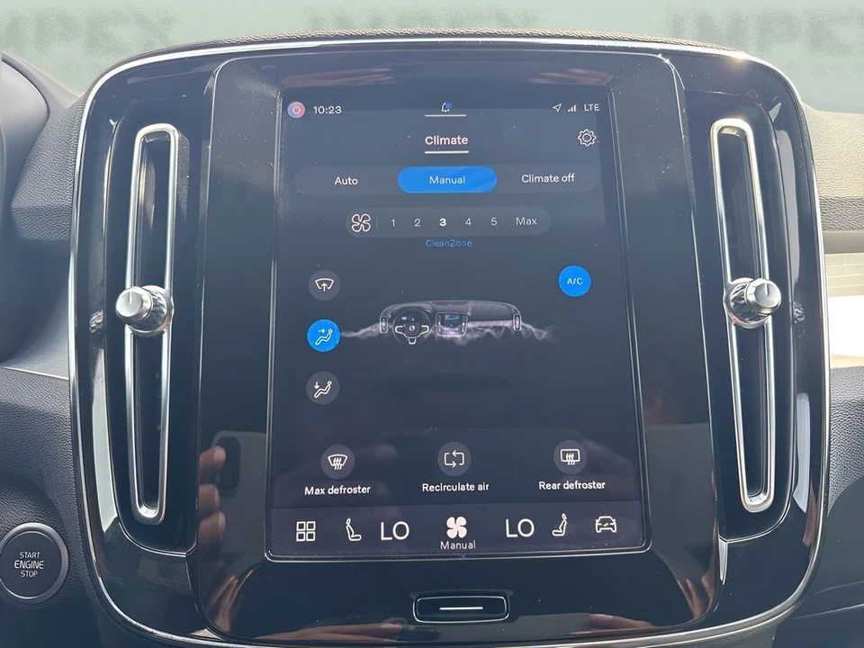 2025 Volvo XC40 - Image 19 of 31