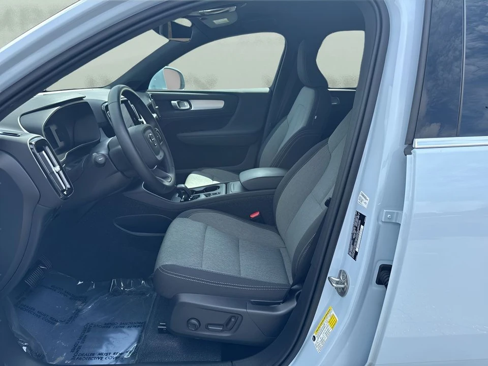 2025 Volvo XC40 - Image 9 of 31