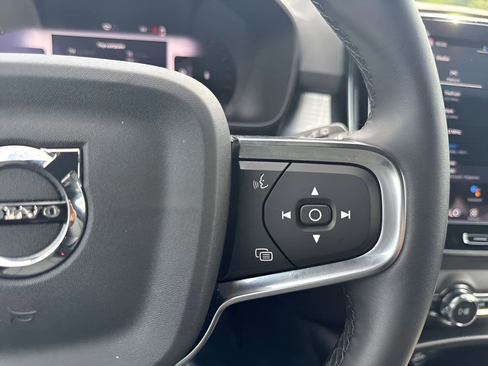 2025 Volvo XC40 - Image 16 of 31