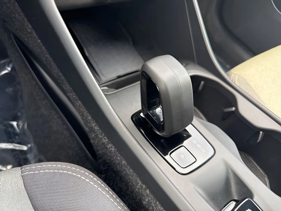 2025 Volvo XC40 - Image 17 of 31