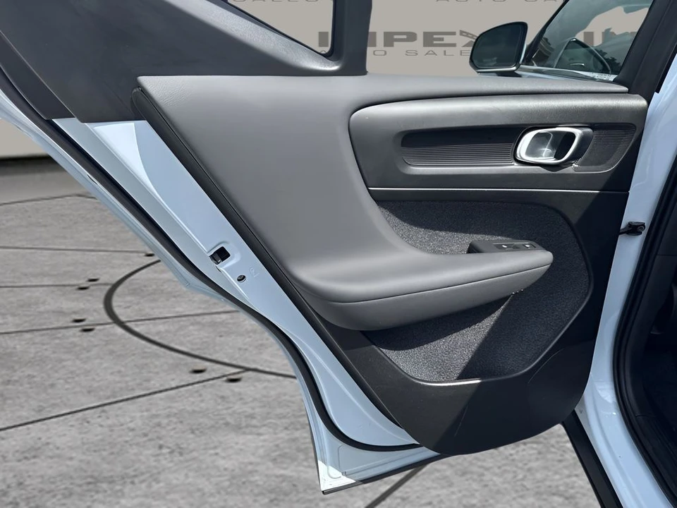 2025 Volvo XC40 - Image 28 of 31