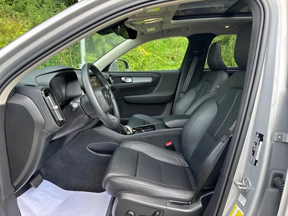 2025 Volvo XC40 - Image 9 of 12