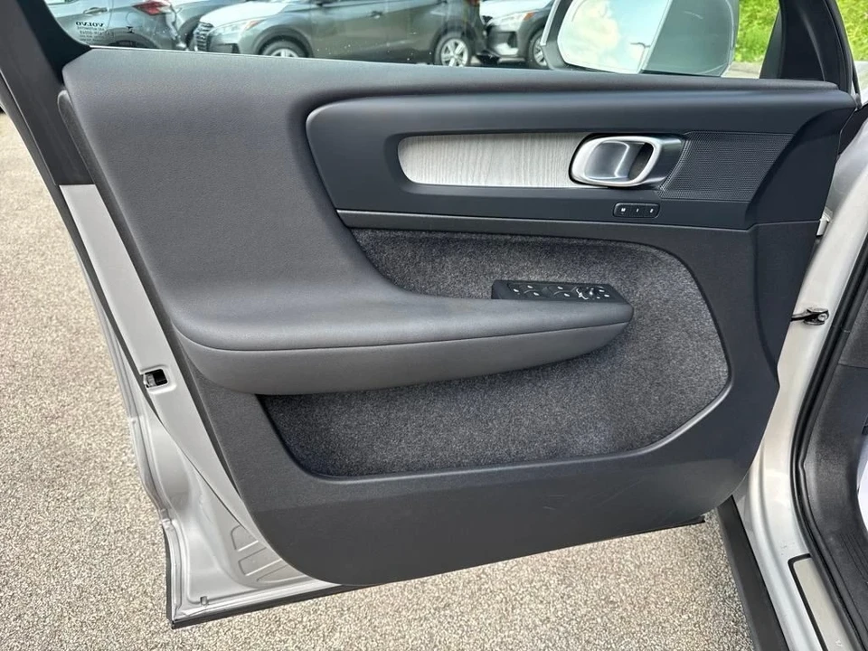 2025 Volvo XC40 - Image 10 of 12