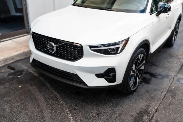 2025 Volvo XC40 - Image 4 of 21