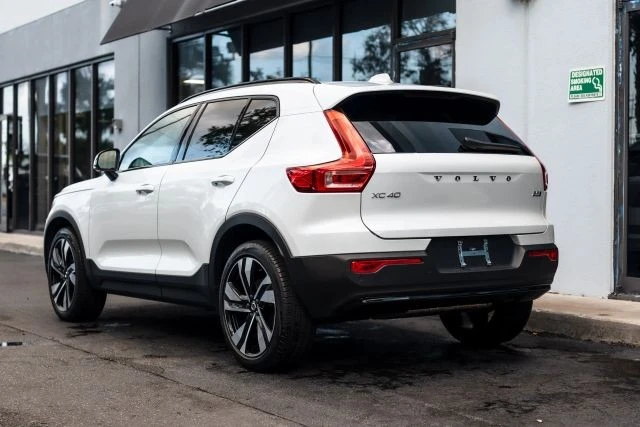 2025 Volvo XC40 - Image 10 of 21