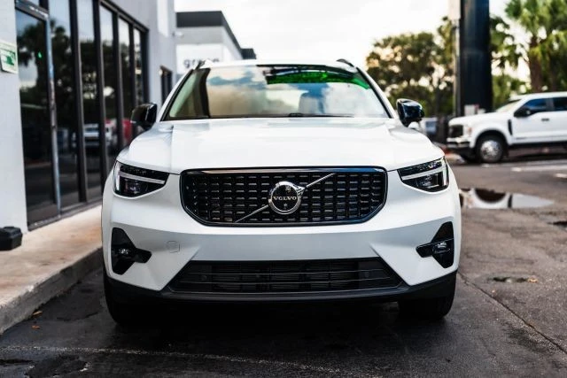 2025 Volvo XC40 - Image 2 of 21