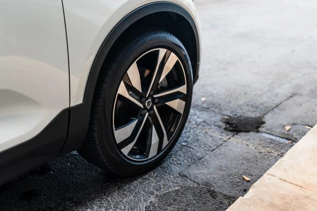 2025 Volvo XC40 - Image 16 of 21
