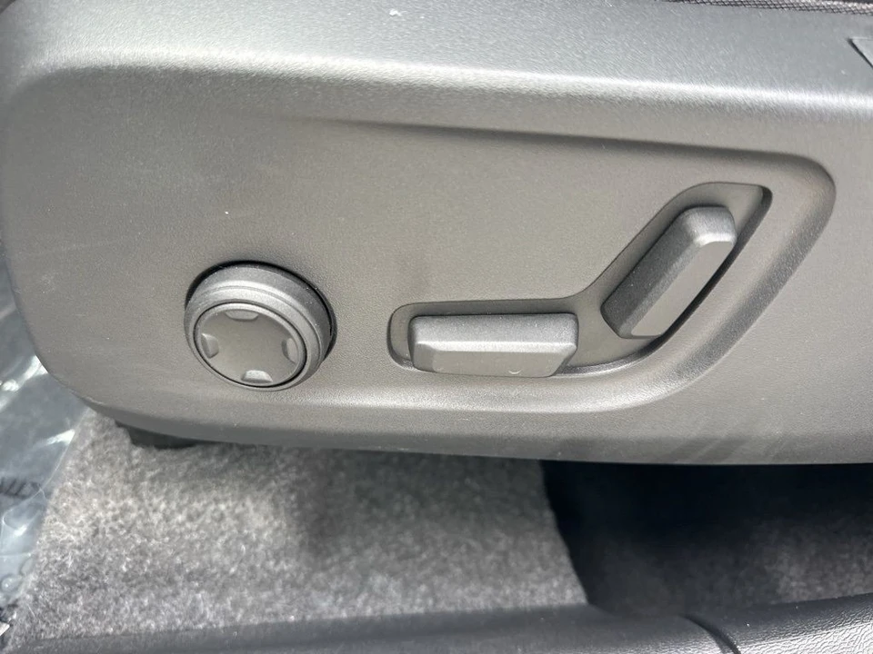 2025 Volvo XC40 - Image 10 of 21