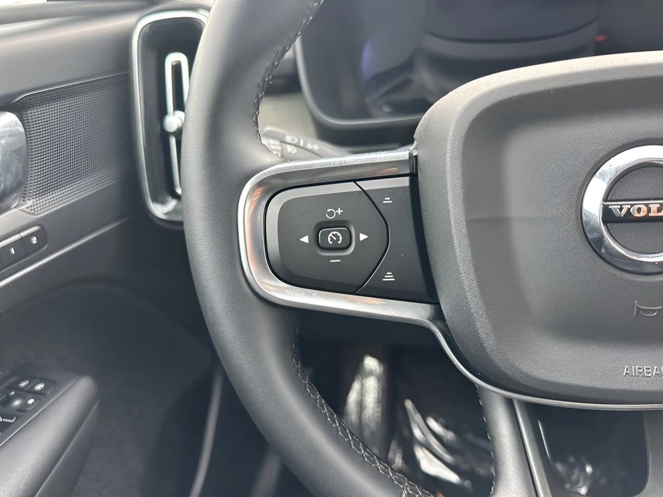 2025 Volvo XC40 - Image 16 of 21