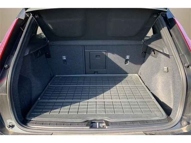 2025 Volvo XC40 - Image 10 of 12