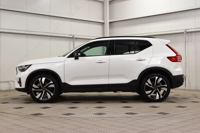 2025 Volvo XC40 - Image 4 of 12