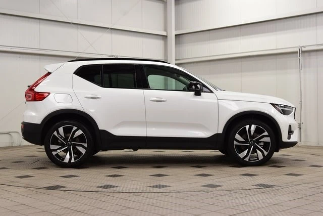 2025 Volvo XC40 - Image 9 of 12