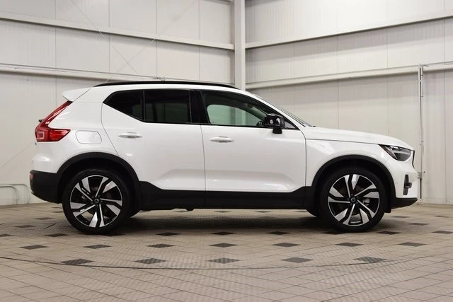 2025 Volvo XC40 - Image 9 of 12