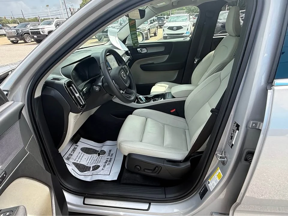 2025 Volvo XC40 - Image 8 of 10