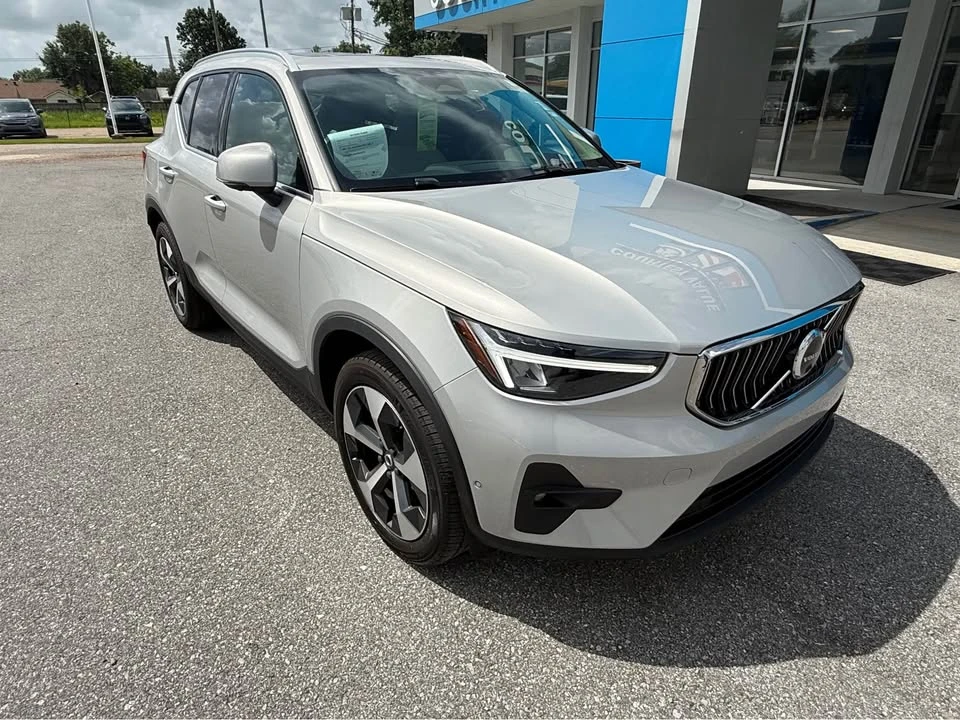 2025 Volvo XC40 - Image 2 of 10