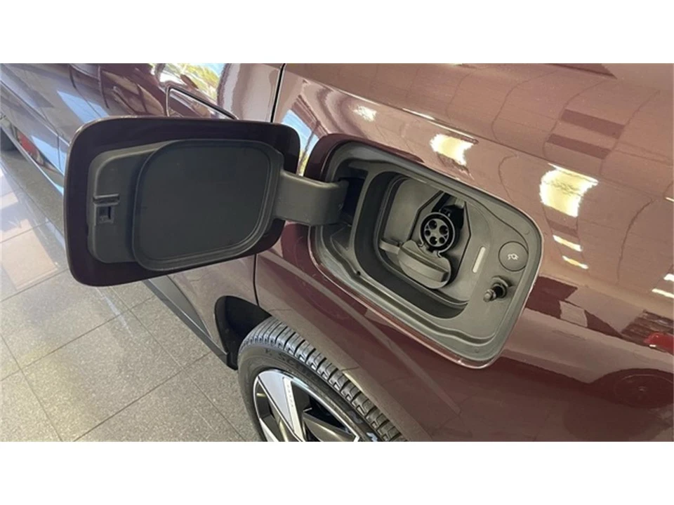 2025 Volvo XC90 2nd Gen - Image 15 of 31