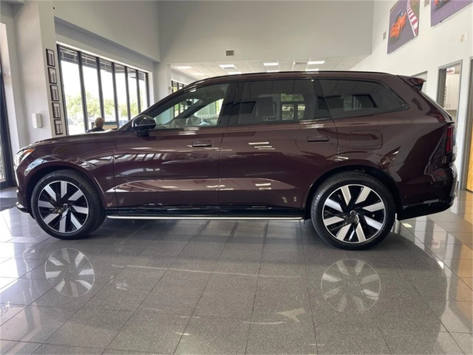 2025 Volvo XC90 2nd Gen - Image 2 of 31