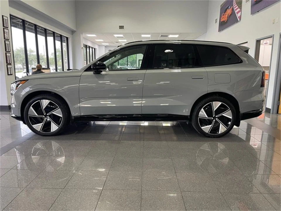 2025 Volvo XC90 2nd Gen - Image 2 of 31