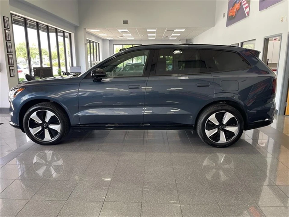 2025 Volvo XC90 2nd Gen - Image 2 of 31